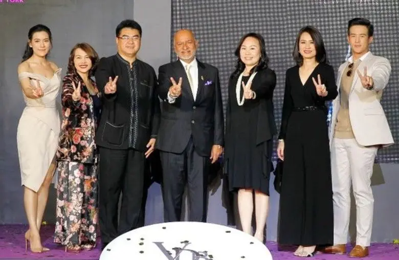 โมฮาน มูร์จานิ (ที่ 4 จากซ้าย) ประธานบริษ...