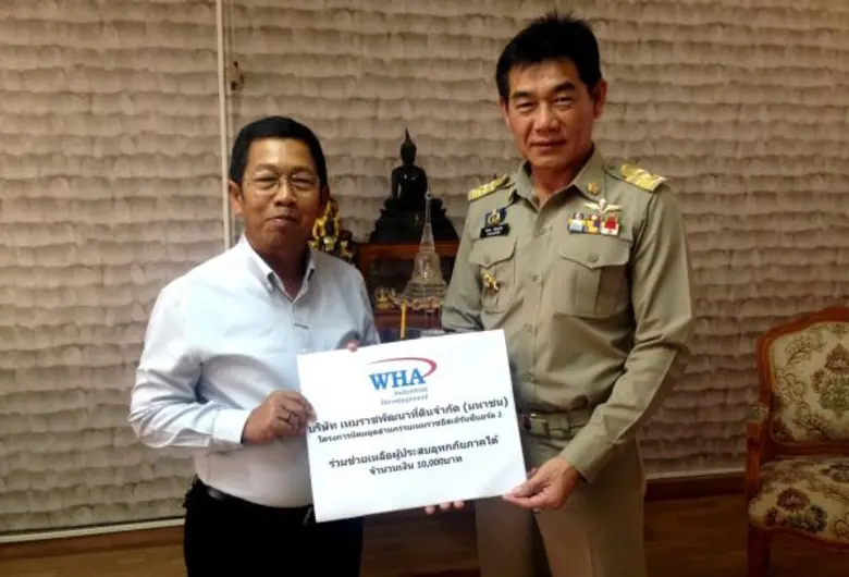 นายสัญญา เบ้าพูนทอง (ซ้าย) ผู้จัดการองค์ก...