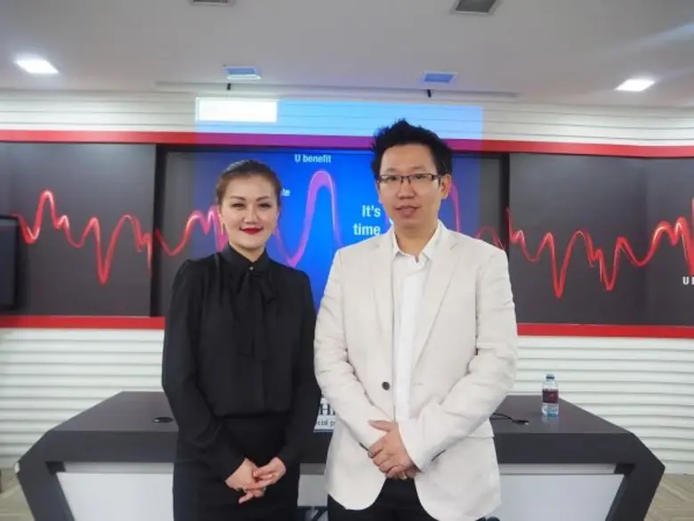 นางสาวสุกัญญา สุขเจริญไกรศรี (ซ้าย) ประธา...