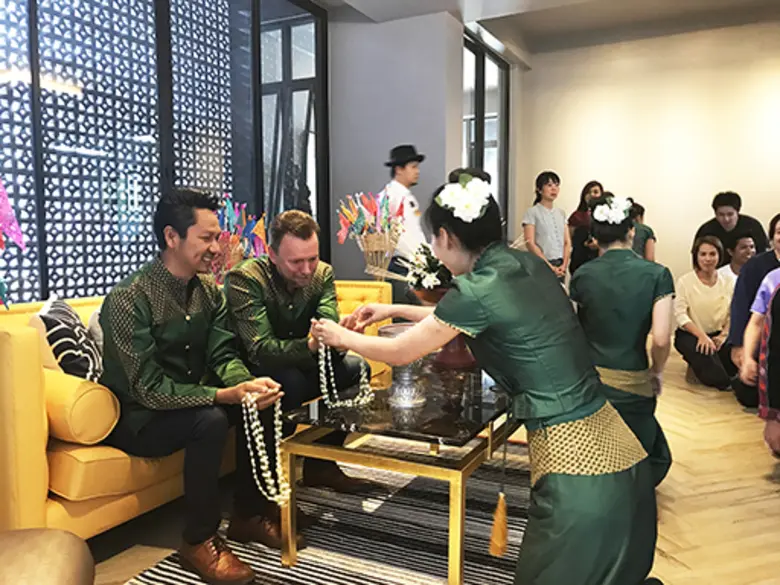 โอเอซิสสปาร่วมอนุรักษ์และสืบสานประเพณีรดน้ำดำหัวแบบล้านนา ประจำปี 2560