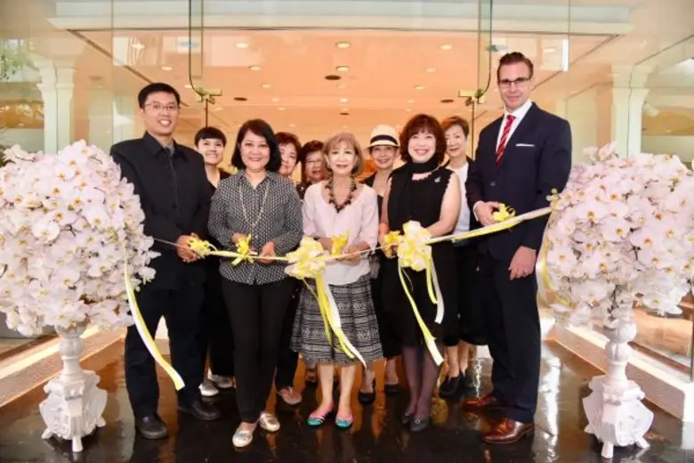 มร. แพททริค โบท (ขวาสุด) ผู้จัดการใหญ่ โร...