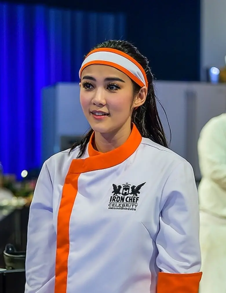 ทิ้งคราบความเซ็กซี่มาโชว์ลีลาการทำอาหารใน...