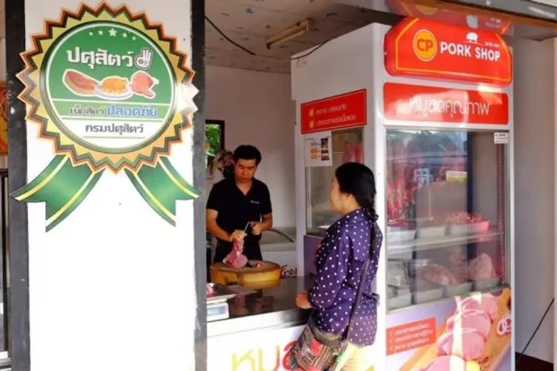 “ตู้หมูชุมชน” ซีพีเอฟสนับสนุนคนรุ่นใหม่เป็นเถ้าแก่เล็ก ส่งต่อเนื้อหมูปลอดภัยได้มาตรฐานปศุสัตว์ OK