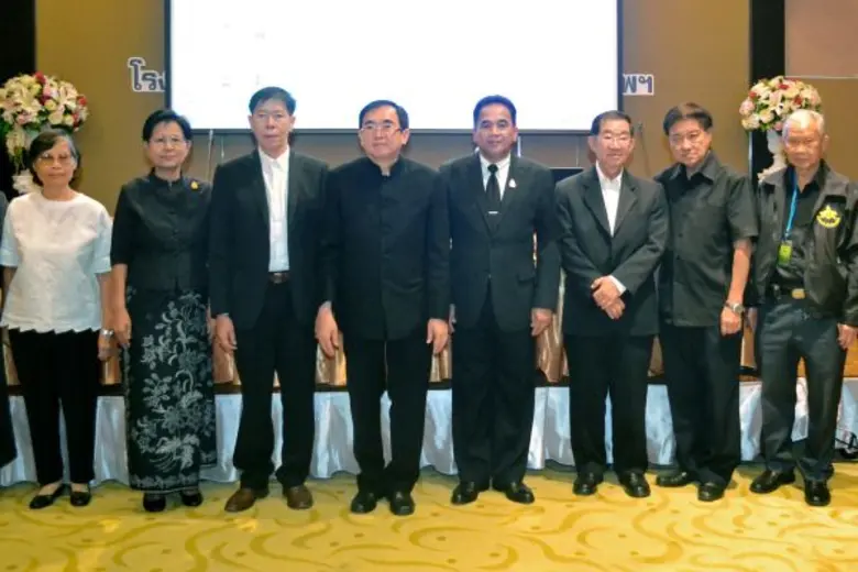 วีระ โรจน์พจนรัตน์ รัฐมนตรีว่าการกระทรวงว...