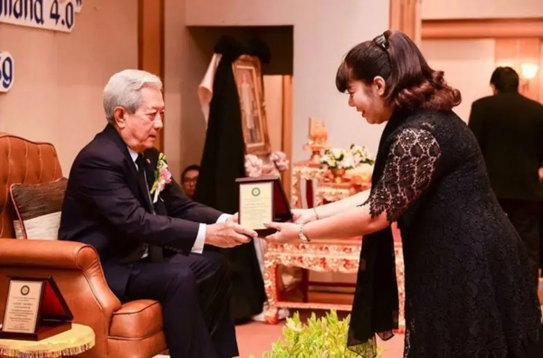 VHP : ผู้บริหาร VHP รับมอบโล่รางวัล ประธานกรรมการสถานศึกษาดีเด่น จากพลเอกสุรยุทธ์ จุลานนท์ องคมนตรี