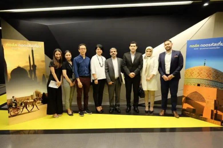 นางสาวสุโสภิต วัฒนสิน (กลางซ้าย) ผู้ช่วยป...