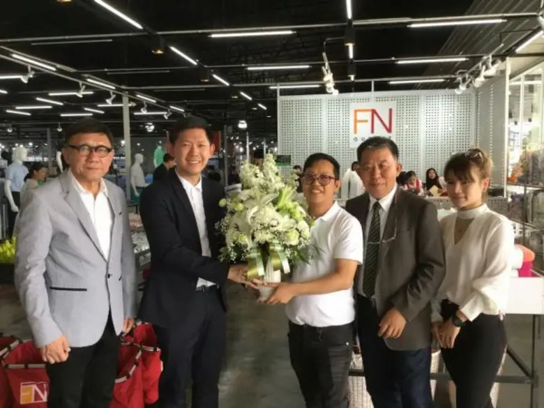 นายปรีชา ส่งวัฒนา (ที่1จากซ้าย) ประธานกรร...