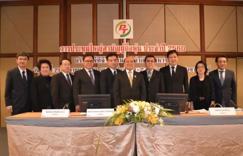 พลตำรวจเอกสุนทร ซ้ายขวัญ (คนที่ 5 จากขวา)...