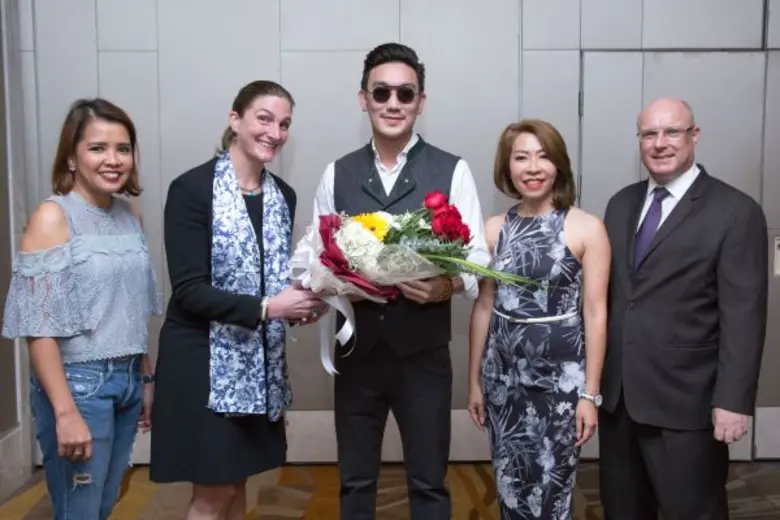 แอนนา โรม(สองจากทางซ้าย) ผู้จัดการโรงแรมอ...