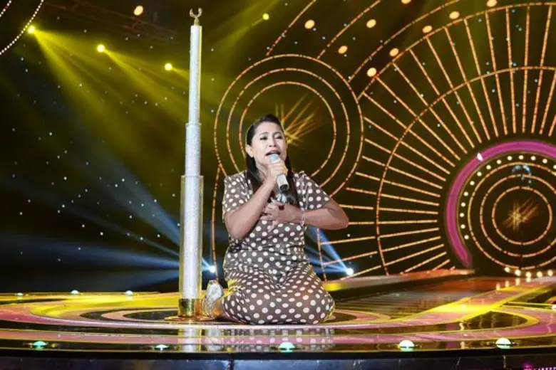 ทีวีไกด์: รายการ "ร้องแลก แจกเงิน Singer Takes It All" “ปุ้ม-เปรมสุดา” ฝ่าทุกสภาพอากาศ สวมร่าง ปรมาจารย์ ตัดสินเสียงร้อง!!!