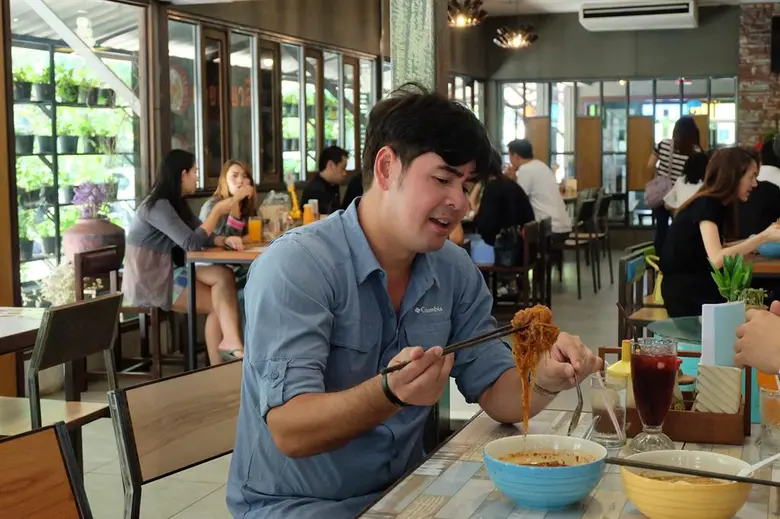 ทีวีไกด์: รายการ "สมุดโคจร On The Way" เชียงใหม่ป่วน!!! เมื่อ 'จ๊อบ นิธิ’ และ 'โกสินทร์’ มาเยือน