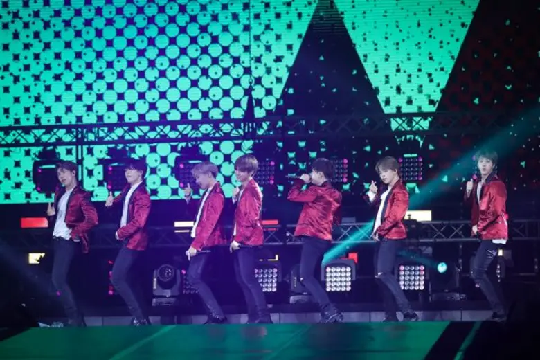 เวทีลุกเป็นไฟ BTS ปล่อยความมันส์สุดพลัง '2017 BTS LIVE TRILOGY EPISODE III THE WINGS TOUR in BANGKOK’