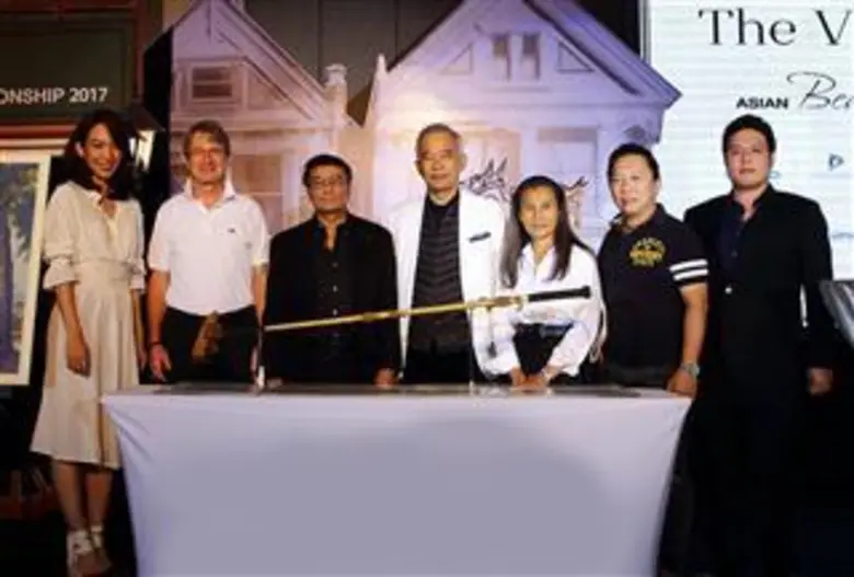 สุวัจน์ ลิปตพัลลภ (กลาง) ประธานที่ปรึกษาก...