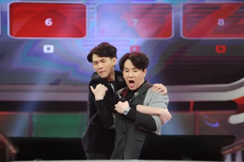 ทีวีไกด์: รายการ “The Money Drop Thailand” “บุ๊คโกะ - มะตูม” 2 ไอคอนวงการวิทยุ รวมสติจับมือสู้ 7 คำถามเด็ดเข็ดฟัน! ออกอาการเต็มทุกฟีล!!!