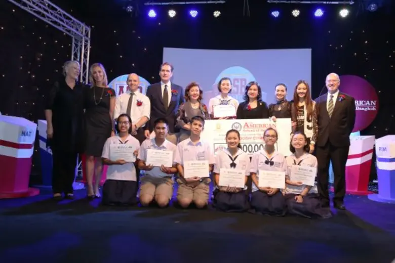 หม่อมหลวงปริยดา ดิศกุล (ที่ 3 จากขวา, แถว...