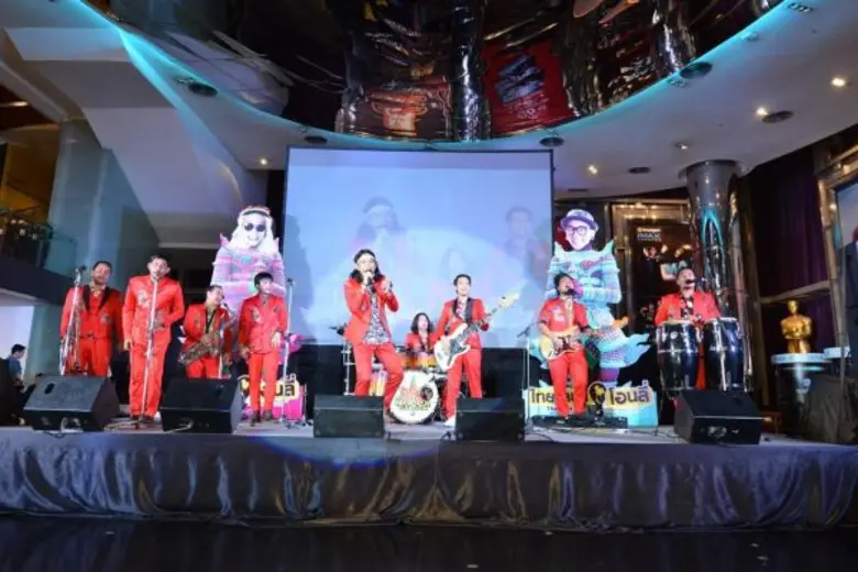 Movie Guide: สหมงคลฟิล์ม-เวิร์คพอยท์ พิคเจอร์ส-พระนครฟิลม์ ส่ง “แจ๊ส-โหน่ง-รัศมีแข-แน็ก เปิด “ท.ป.ฮ.ป เที่ยวไปฮาไปกับไทยแลนด์โอนลี่” คูลสุดติ่งกับสตรีทฟู้ดส์และมินิคอนเสิร์ต พร้อมดูก่อนฮาก่อนกับภาพยนตร์คอมิดี้เล่นใหญ่สายฮาแห่งปี