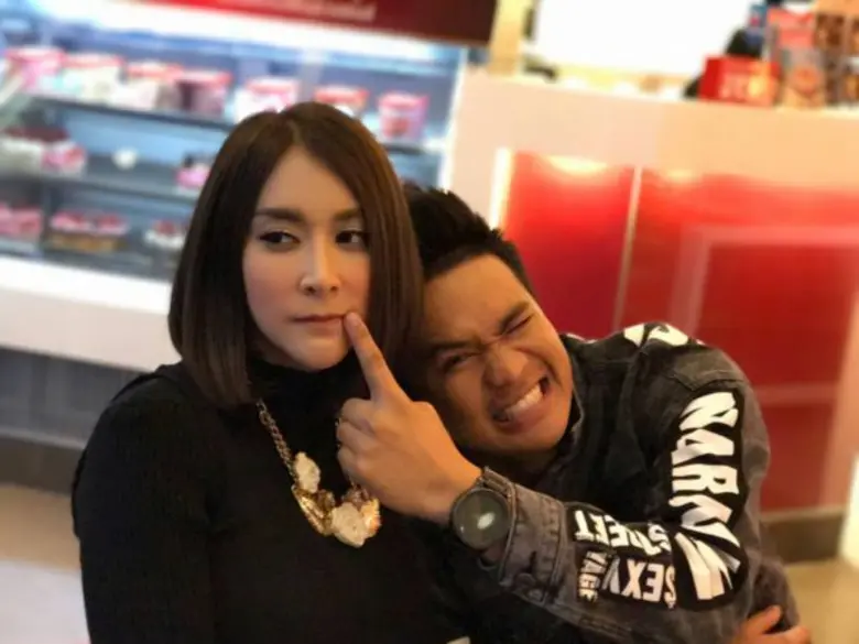 “ใหม่ สุคนธวา” โลกเป็นสีชมพู  ปลูกต้นรัก “ดีเจ.ต้น” ถูกใจที่เป็นคนรักครอบครัว