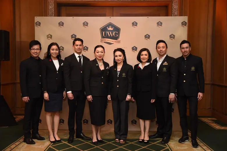 ปิยะมาน เตชะไพบูลย์ (ที่ 4 จากซ้าย) พร้อม...