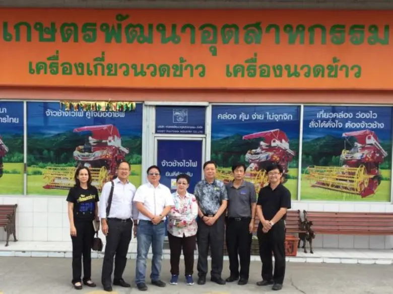 คุณสมภพ ศักดิ์พันธ์พนม (ที่ 3 จากซ้าย) ปร...