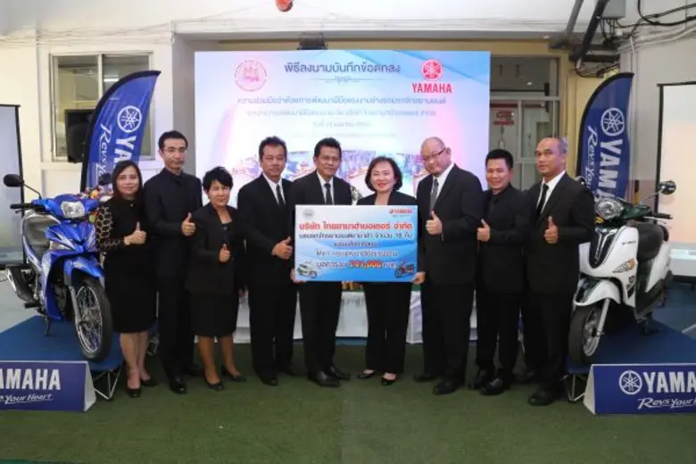 นางสาวจินตนา อุดมทรัพย์ (คนที่ 4 จากขวา) ...