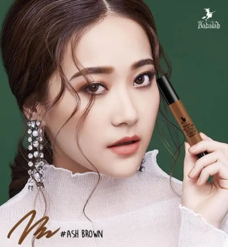 สาวๆ กรี้ด ซัมเมอร์นี้ สแปลชไปกับสายน้ำแบบสวยเป๊ะ คิ้วปัง ด้วย “ปากกาเมจิกสักคิ้วติดทนนาน 7วัน กันน้ำได้ 100%” By บาบาร่า (Babalah)