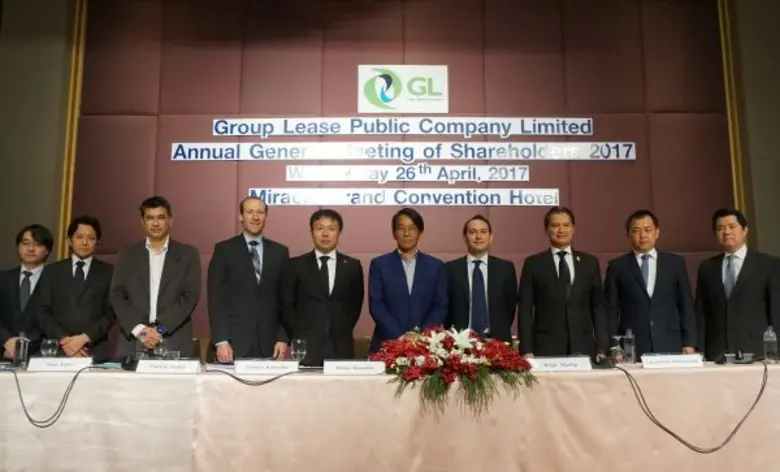 นายมิทซึจิ โคโนชิตะ (ที่ 6 จากซ้าย) ประธานกรรมการแล...