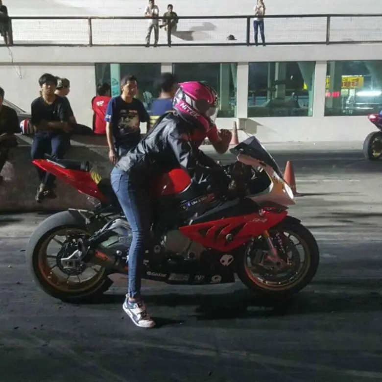 นักแข่งรถมอเตอร์ไซต์ หน้าสวย มทร.ธัญบุรี