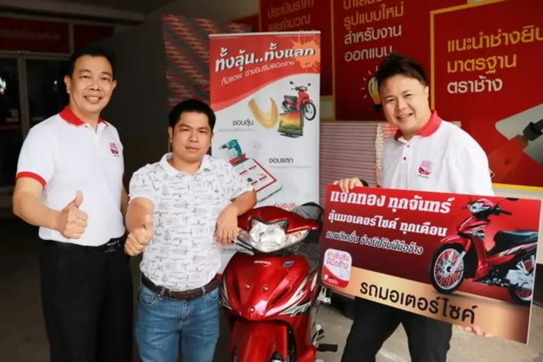 นายชาย สังขบุณย์ (ซ้าย) ผู้อำนวยการฝ่ายขาย และ นายบ...