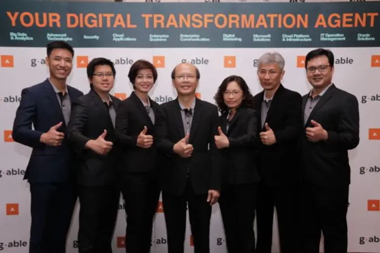 สุเทพ อุ่นเมตตาจิต (กลาง) กรรมการผู้จัดกา...