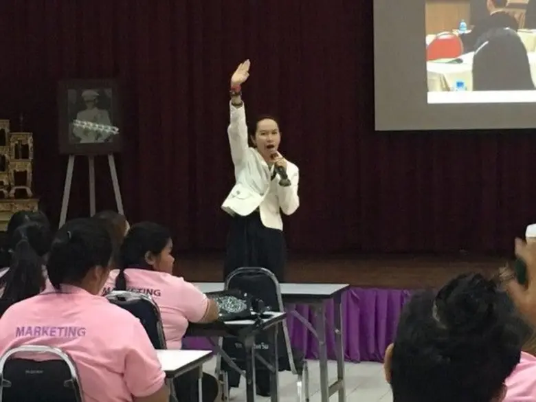 อาจารย์วรพรรณ วงศ์พิศาล ผู้อำนวยงานกลุ่มง...