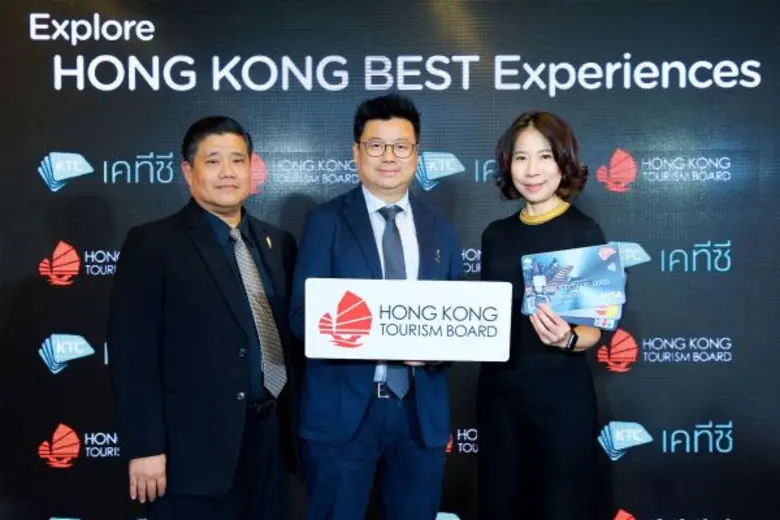 นางพิทยา วรปัญญาสกุล (ขวา) รองประธานเจ้าห...