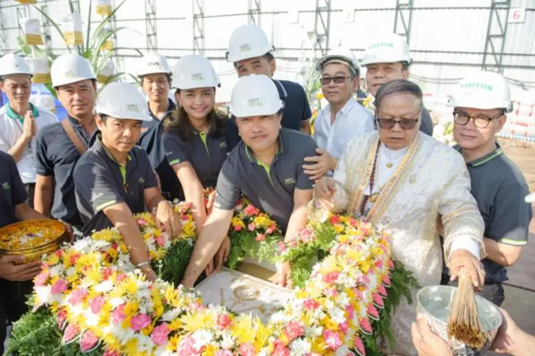 คุณธัญลักษณ์ นันท์ธนาวรสิริ (คนกลาง) รองป...