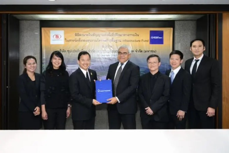 คุณจอมทรัพย์ โลจายะ ( ที่ 3 จากซ้าย) ประธ...