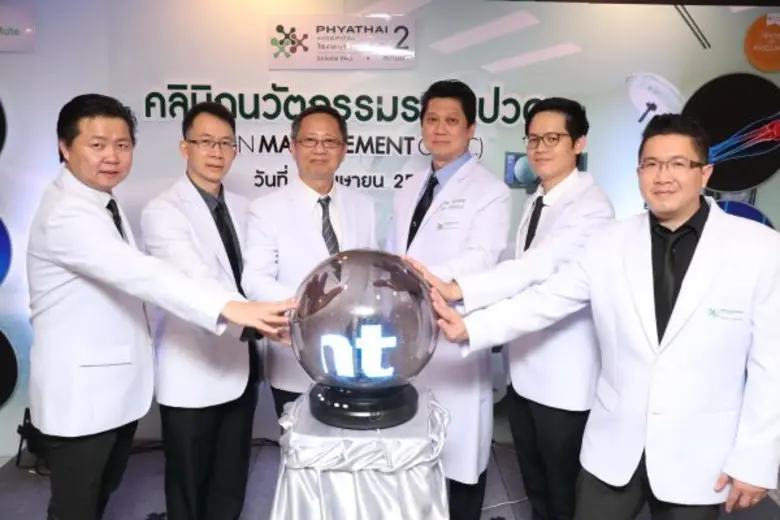 ศ.นพ.ธไนนิธย์ โชตนภูติ (ที่ 4จากซ้าย) แพท...