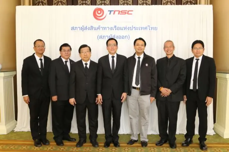 นายนพพร เทพสิทธา (ที่ 2 จากขวา) ประธานกรร...