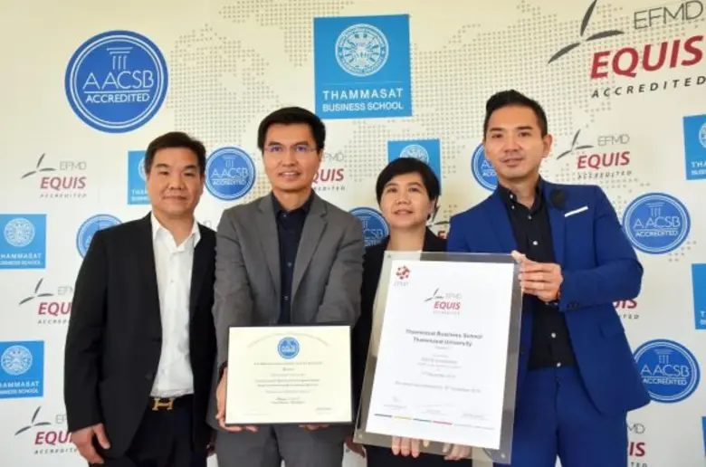 รองศาสตราจารย์ ดร.พิภพ อุดร คณบดีคณะพาณิช...