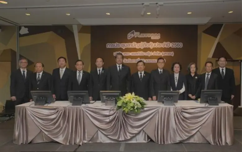 นายพลากร สุวรรณรัฐ (ที่ 6 จากซ้าย) ประธาน...