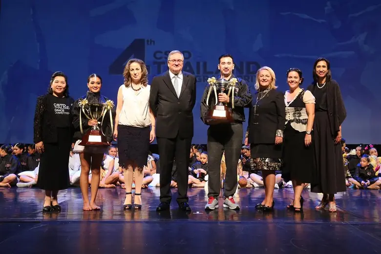 ฯพณฯ พอล โรบิลลิอาร์ด (ที่ 4 จากซ้าย) เอก...