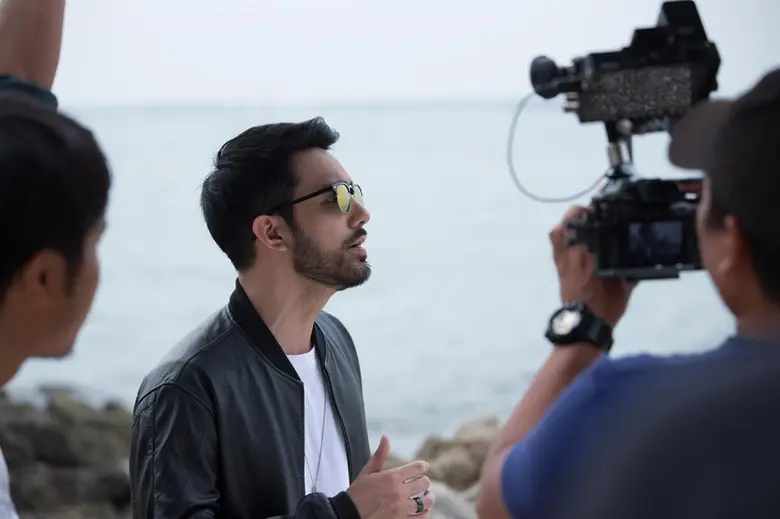 เป็นศิลปินหน้าใหม่ที่ปล่อยซิงเกิลออกมาฮิตติดหูสองเพ...