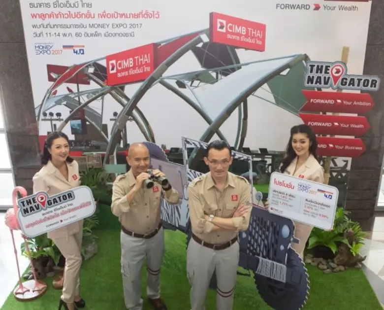 กิตติพันธ์ อนุตรโสตถิ (กลางขวา) กรรมการผู...