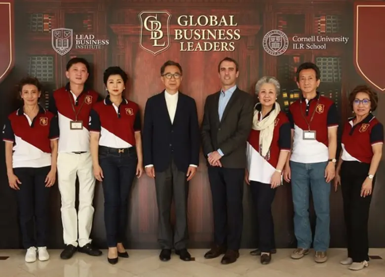 ดร.สถิตย์ ลิ่มพงศ์พันธุ์ ประธานเกียรติคุณ...