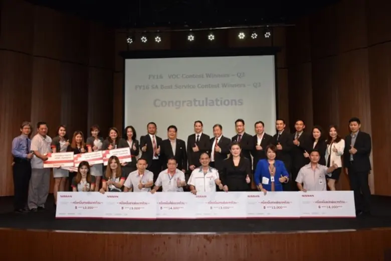 นายอรุณ วัชรคิรินทร์ (ที่ 9 จากซ้าย) รองก...