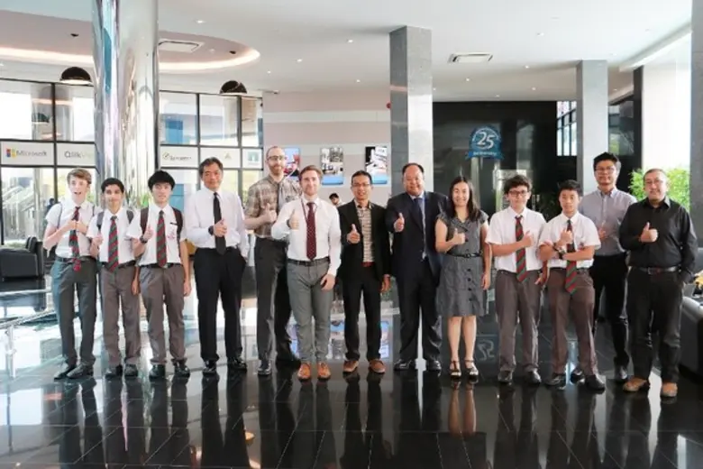 นายยงยุทธ ศรีวันทนียกุล (ที่ 4 จากซ้าย) ผ...