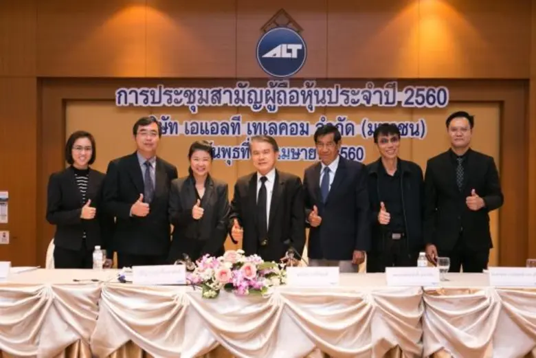 คุณอนันต์ วรธิติพงศ์ (กลาง) ประธานกรรมการ...