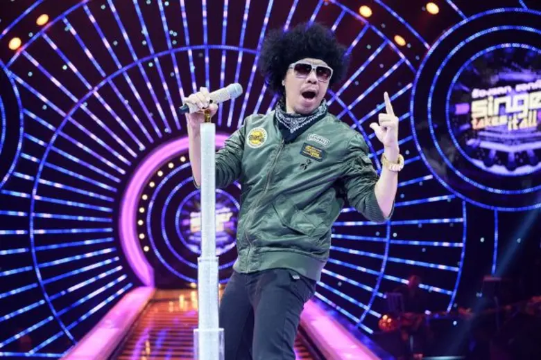 ทีวีไกด์: รายการ "ร้องแลก แจกเงิน Singer Takes It All" “ดีเจพล่ากุ้ง-วรชาติ” เล่นใหญ่ ออกตัวแรง เขาคือ ผู้ตัดสินหูเทพ!!! ในรายการ ร้องแลก แจกเงินฯ