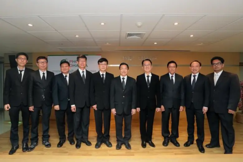 ศ.ดร.พรชัย ชุนหจินดา (ที่ 5 จากขวา) ประธา...