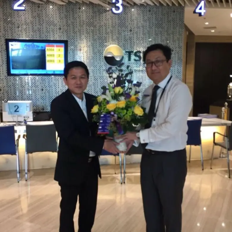 นายเสกสรรค์ ธโนปจัย (คนซ้าย) ประธานเจ้าหน...