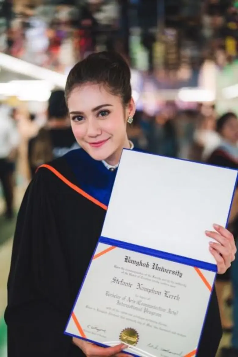 เข้าพิธีรับปริญญาบัตรไปเรียบร้อยแล้ววานนี...