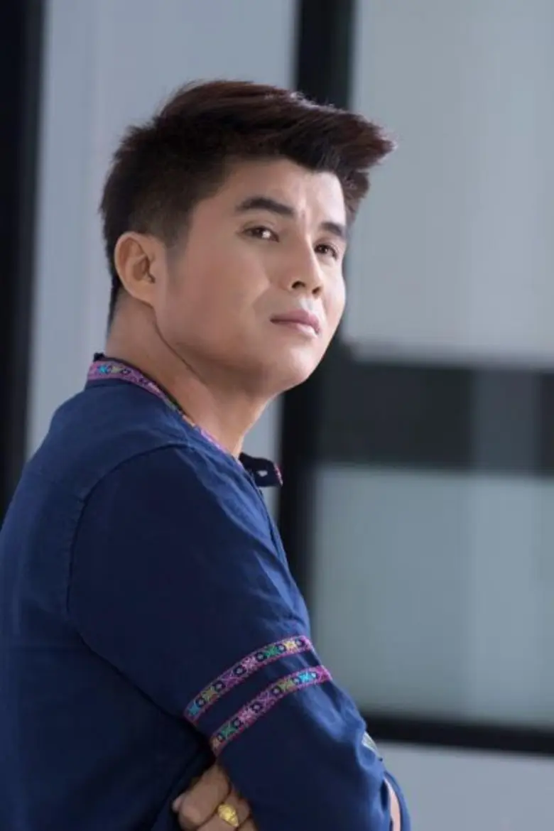 หนุ่มอีสานจากจังหวัดร้อยเอ็ด นนท์ พลเยี่ย...