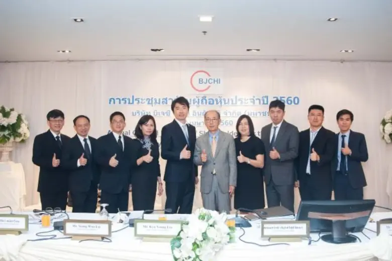 คุณคิล ยัง ลี (ที่ 5 จากขวา) ประธานกรรมกา...